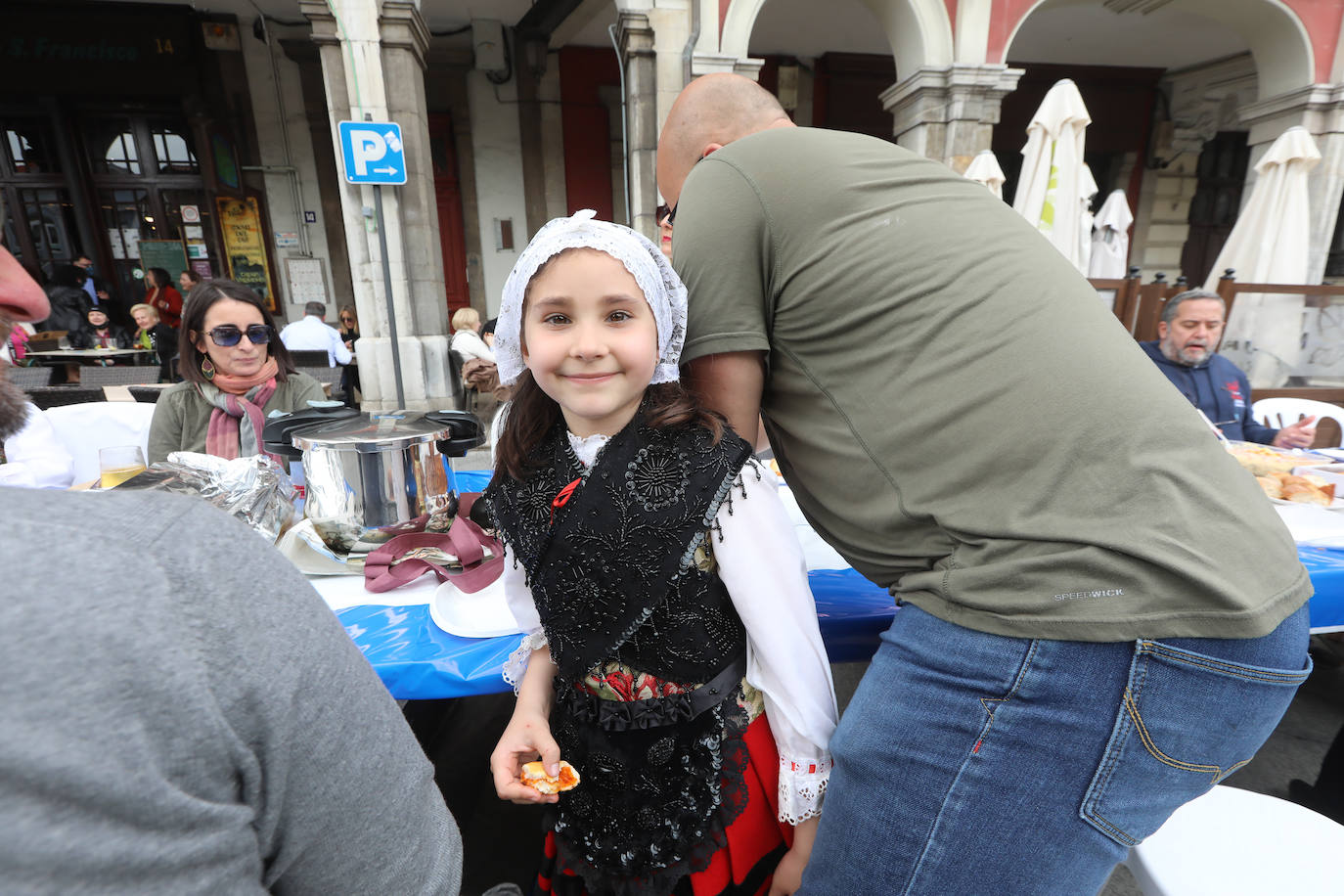 Dos años ha tardado Avilés en volver a celebrar su tradicional Comida en la Calle y la espera no ha decepcionado. 15.000 personas se han dado cita este lunes para comer en una de las mesas distribuidas a lo largo de cinco kilómetros. Muchos adelantaron el vermú para ponerse pronto a comer ante la previsión de lluvia. Además, personas de todas las edades han acudido al parque de Ferrera como alternativa para celebrar la Comida en la Calle de las fiestas de El Bollo, que también ha contado con representación política. 