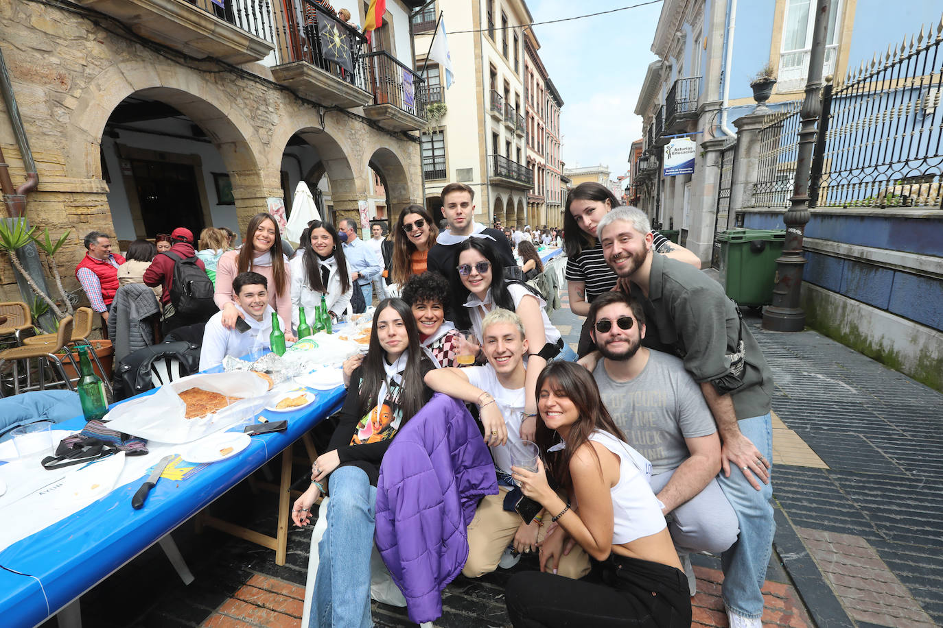 Dos años ha tardado Avilés en volver a celebrar su tradicional Comida en la Calle y la espera no ha decepcionado. 15.000 personas se han dado cita este lunes para comer en una de las mesas distribuidas a lo largo de cinco kilómetros. Muchos adelantaron el vermú para ponerse pronto a comer ante la previsión de lluvia. Además, personas de todas las edades han acudido al parque de Ferrera como alternativa para celebrar la Comida en la Calle de las fiestas de El Bollo, que también ha contado con representación política. 