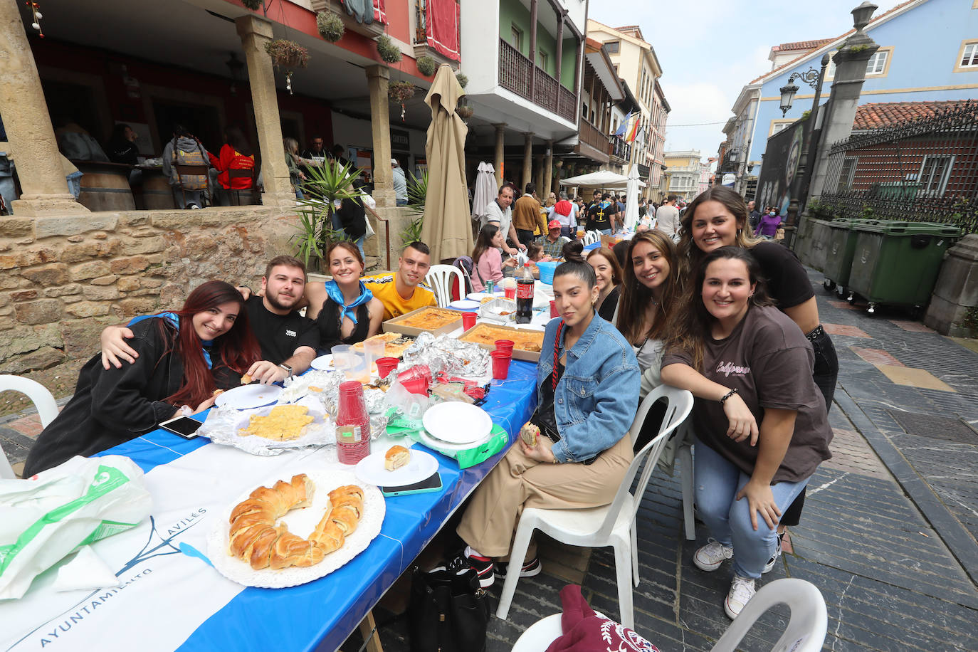 Dos años ha tardado Avilés en volver a celebrar su tradicional Comida en la Calle y la espera no ha decepcionado. 15.000 personas se han dado cita este lunes para comer en una de las mesas distribuidas a lo largo de cinco kilómetros. Muchos adelantaron el vermú para ponerse pronto a comer ante la previsión de lluvia. Además, personas de todas las edades han acudido al parque de Ferrera como alternativa para celebrar la Comida en la Calle de las fiestas de El Bollo, que también ha contado con representación política. 