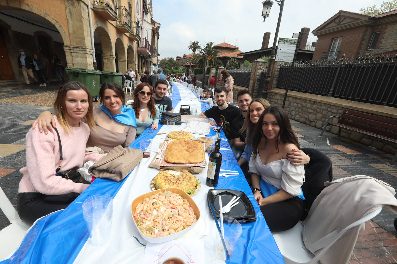 Dos años ha tardado Avilés en volver a celebrar su tradicional Comida en la Calle y la espera no ha decepcionado. 15.000 personas se han dado cita este lunes para comer en una de las mesas distribuidas a lo largo de cinco kilómetros. Muchos adelantaron el vermú para ponerse pronto a comer ante la previsión de lluvia. Además, personas de todas las edades han acudido al parque de Ferrera como alternativa para celebrar la Comida en la Calle de las fiestas de El Bollo, que también ha contado con representación política. 