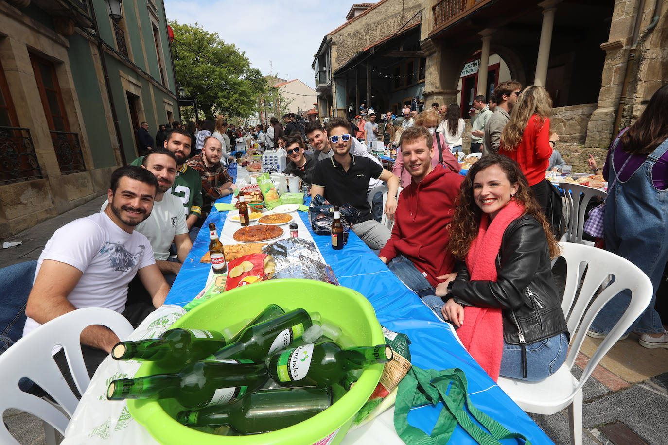 Dos años ha tardado Avilés en volver a celebrar su tradicional Comida en la Calle y la espera no ha decepcionado. 15.000 personas se han dado cita este lunes para comer en una de las mesas distribuidas a lo largo de cinco kilómetros. Muchos adelantaron el vermú para ponerse pronto a comer ante la previsión de lluvia. Además, personas de todas las edades han acudido al parque de Ferrera como alternativa para celebrar la Comida en la Calle de las fiestas de El Bollo, que también ha contado con representación política. 