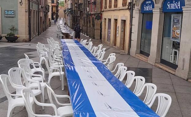 Las mesas y sillas también están preparadas en La Ferrería. 