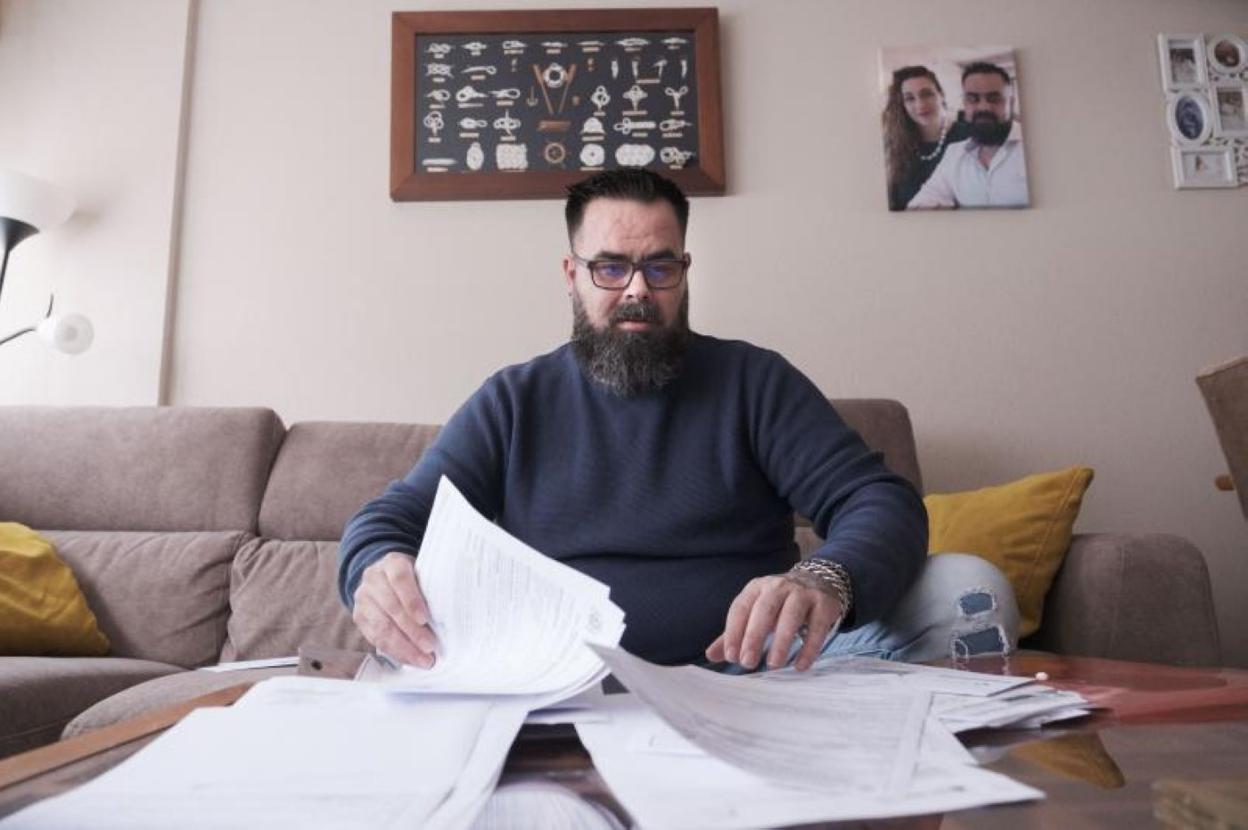 Iván Suárez, con informes médicos y documentación relacionada con su problema de espalda. 