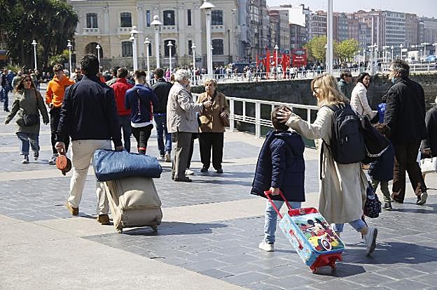 La masiva afluencia de visitantes en Semana Santa abre la puerta a un verano de lleno turístico