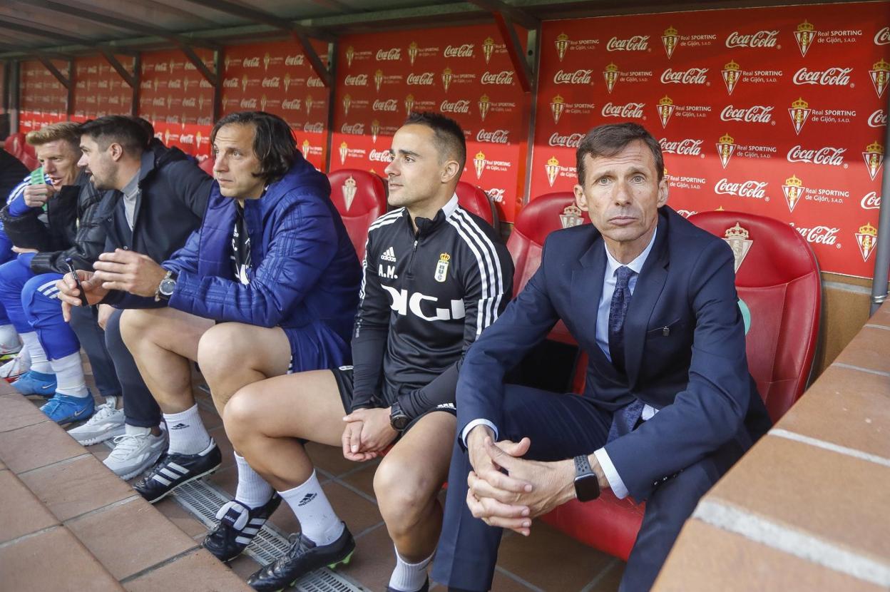 El entrenador José Ángel Ziganda, sentado, junto a su equipo, en el banquillo en El Molinón. 