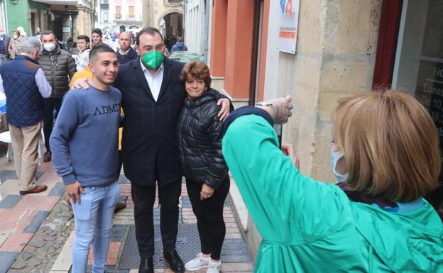 Mariví Monteserín hace de fotógrafa para retratar a Adrián Barbón con dos avilesinos en Rivero.