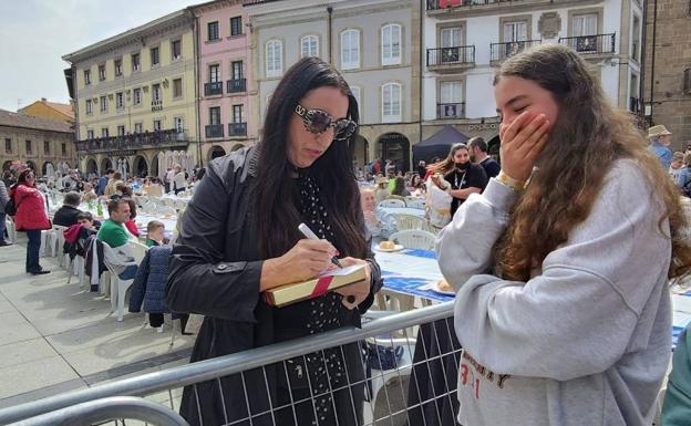 Rossy de Palma firma un autógrafo en la plaza de España.