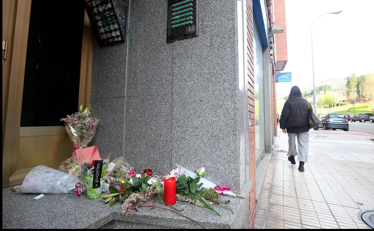 Flores en el portal del edificio donde fue asesinada la joven Erika Yunga.