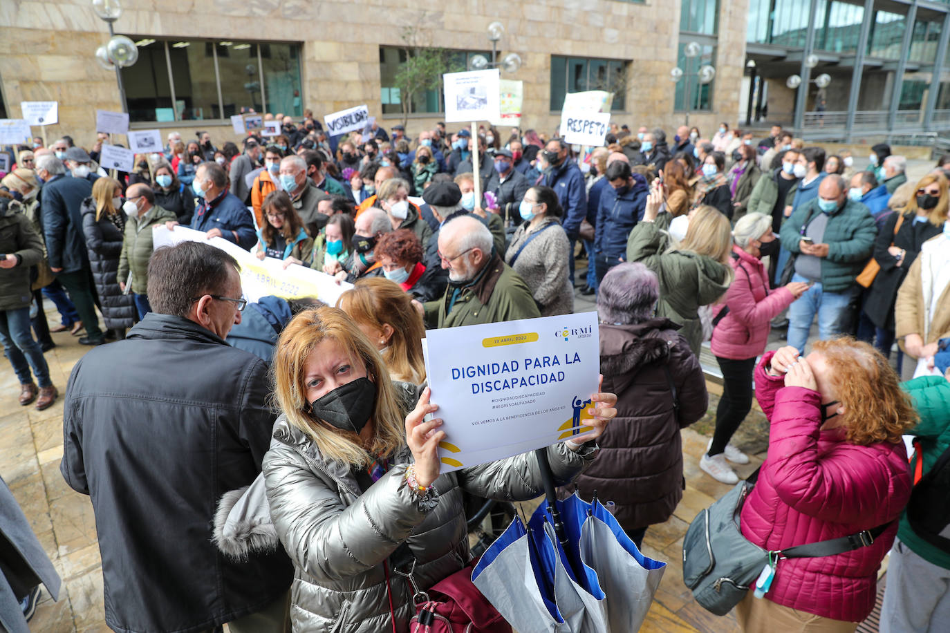 Decenas de personas, convocados por las entidades de discapacidad como el Comité de Entidades Representantes de Personas con Discapacidad del Principado de Asturias (Cermi), se concentraron en Oviedo para reclamar «respeto, visibilidad y dignidad» por parte del Principado. Aseguran que la deuda acumulada con colectivos como Aspace las pone en «serio e inminente peligro» de cierre.