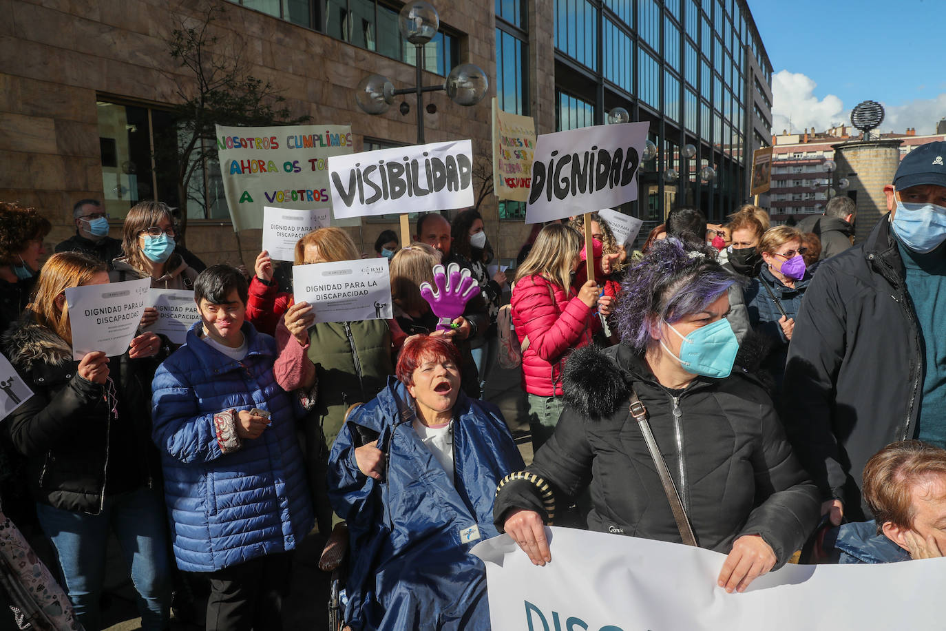 Decenas de personas, convocados por las entidades de discapacidad como el Comité de Entidades Representantes de Personas con Discapacidad del Principado de Asturias (Cermi), se concentraron en Oviedo para reclamar «respeto, visibilidad y dignidad» por parte del Principado. Aseguran que la deuda acumulada con colectivos como Aspace las pone en «serio e inminente peligro» de cierre.