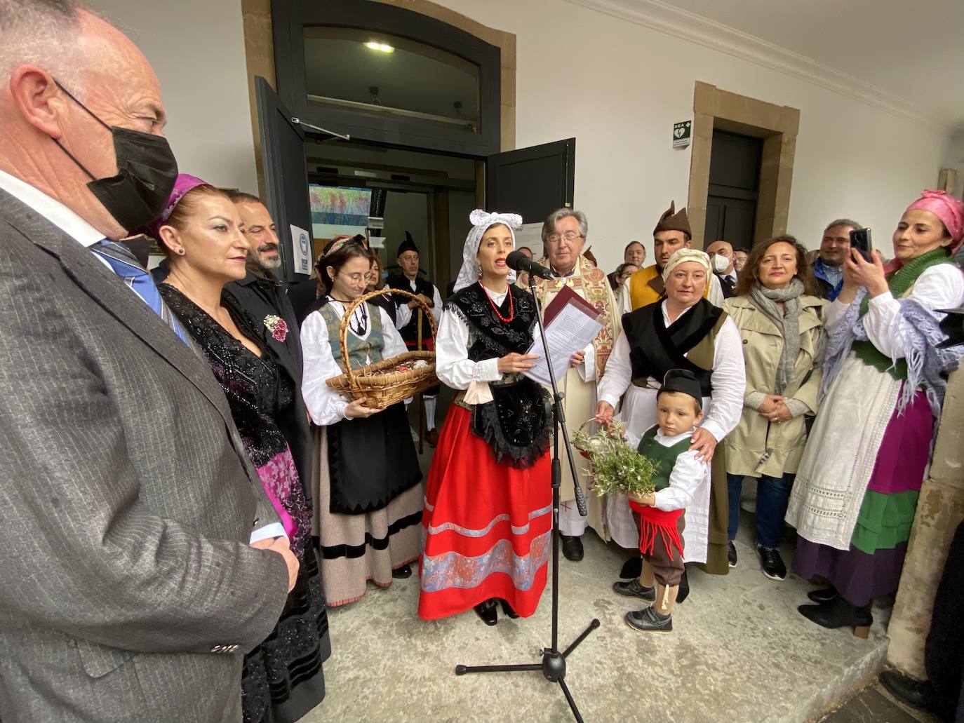 Los polesos ponen «al mal tiempu bona cara» e inauguran la jornada festiva brindando con sidra bajo el paraguas. El párroco Fermín Riaño, resumía esta mañana en su primera bendición de los Güevos Pintos «en vivo y en directo» el sentir de todos los polesos tras una pandemia llena de «allegríes y penes, congoxes y esperances».