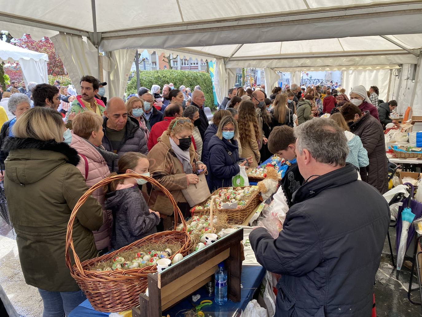 Los polesos ponen «al mal tiempu bona cara» e inauguran la jornada festiva brindando con sidra bajo el paraguas. El párroco Fermín Riaño, resumía esta mañana en su primera bendición de los Güevos Pintos «en vivo y en directo» el sentir de todos los polesos tras una pandemia llena de «allegríes y penes, congoxes y esperances».