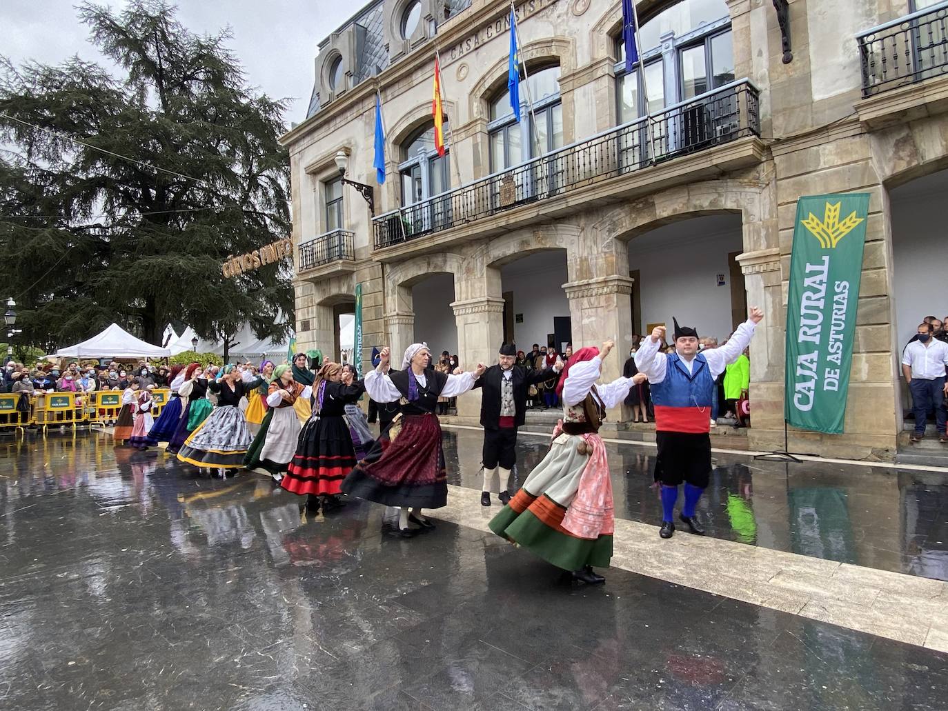 Los polesos ponen «al mal tiempu bona cara» e inauguran la jornada festiva brindando con sidra bajo el paraguas. El párroco Fermín Riaño, resumía esta mañana en su primera bendición de los Güevos Pintos «en vivo y en directo» el sentir de todos los polesos tras una pandemia llena de «allegríes y penes, congoxes y esperances».