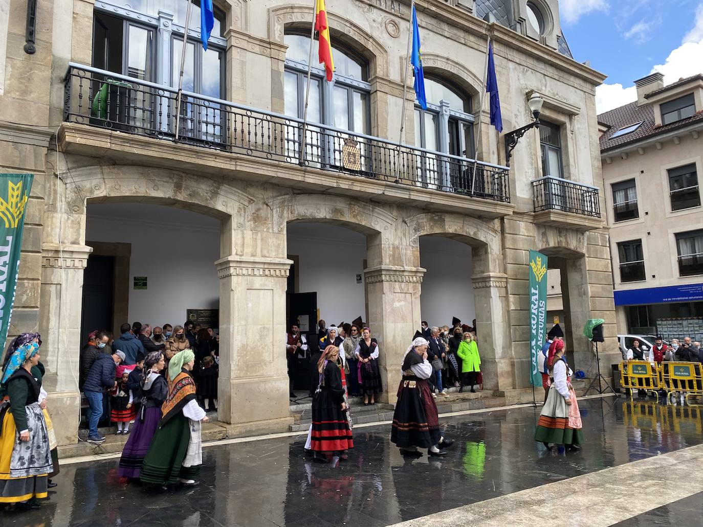 Los polesos ponen «al mal tiempu bona cara» e inauguran la jornada festiva brindando con sidra bajo el paraguas. El párroco Fermín Riaño, resumía esta mañana en su primera bendición de los Güevos Pintos «en vivo y en directo» el sentir de todos los polesos tras una pandemia llena de «allegríes y penes, congoxes y esperances».