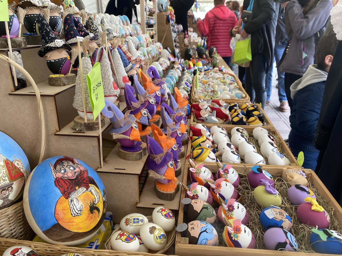 La Pola se preparó este martes para vivir sus Güevos Pintos más curiosos y llamativos. Un despliegue de arte y tradición que cada año se celebra en la localidad el martes siguiente al Domingo de Pascua. 