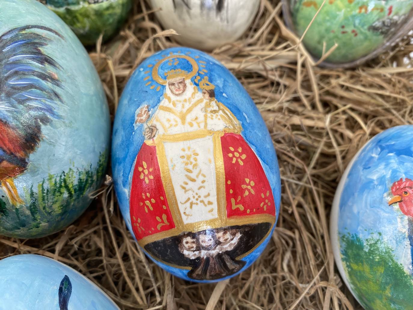 La Pola se preparó este martes para vivir sus Güevos Pintos más curiosos y llamativos. Un despliegue de arte y tradición que cada año se celebra en la localidad el martes siguiente al Domingo de Pascua. 