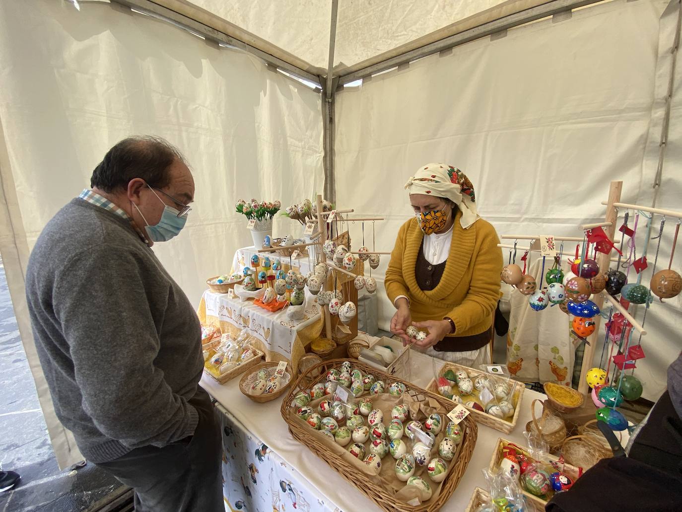 La Pola se preparó este martes para vivir sus Güevos Pintos más curiosos y llamativos. Un despliegue de arte y tradición que cada año se celebra en la localidad el martes siguiente al Domingo de Pascua. 