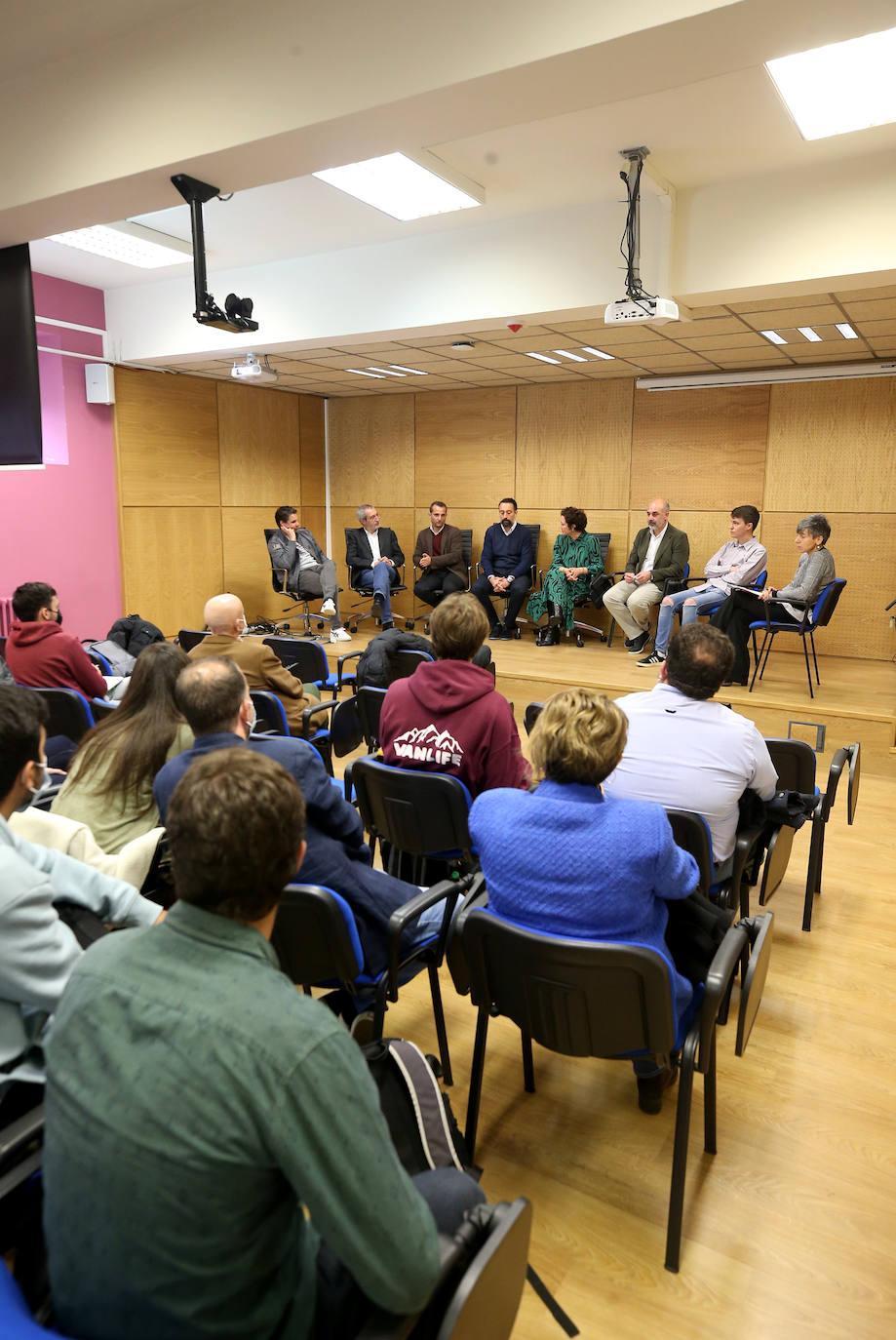 La Facultad de Ciencias celebra las II Jornadas de Emprendimiento y Empleabilidad, donde la palabra «versatilidad» de los estudios se erigió como clave. Expusieron sus experiencias y ofrecieron sus consejos siete profesionales de IKI Media, Accenture, Centro Médico de Asturias, Izertis, Bedrock, Galeo y Metrohm Dropsens.