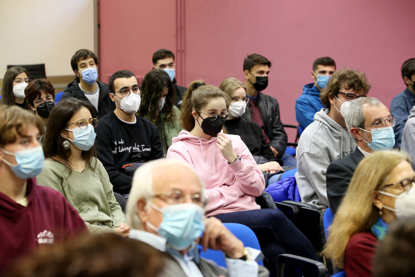 La Facultad de Ciencias celebra las II Jornadas de Emprendimiento y Empleabilidad, donde la palabra «versatilidad» de los estudios se erigió como clave. Expusieron sus experiencias y ofrecieron sus consejos siete profesionales de IKI Media, Accenture, Centro Médico de Asturias, Izertis, Bedrock, Galeo y Metrohm Dropsens.