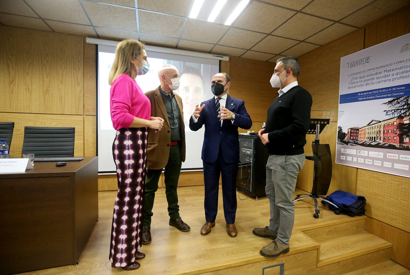 La Facultad de Ciencias celebra las II Jornadas de Emprendimiento y Empleabilidad, donde la palabra «versatilidad» de los estudios se erigió como clave. Expusieron sus experiencias y ofrecieron sus consejos siete profesionales de IKI Media, Accenture, Centro Médico de Asturias, Izertis, Bedrock, Galeo y Metrohm Dropsens.