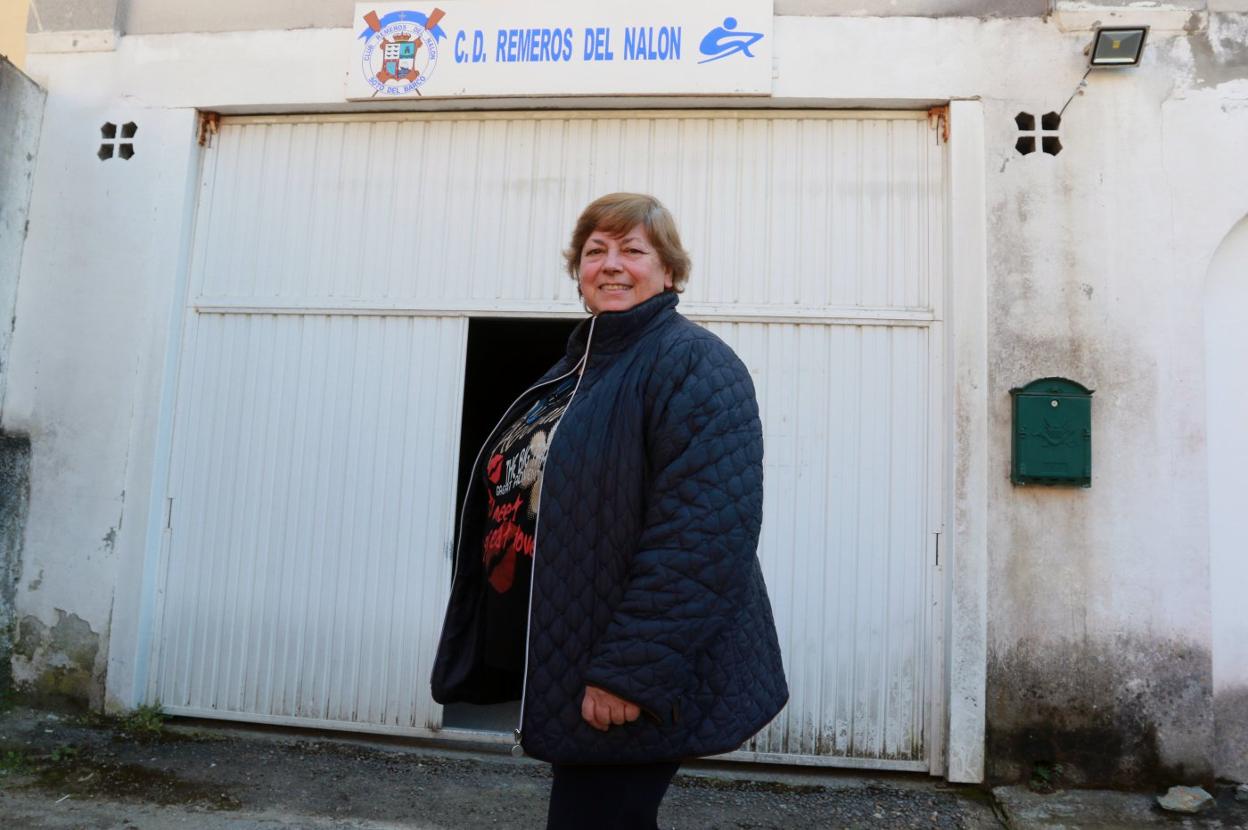 Luis Pérez Fernández, presidenta del club Remeros del Nalón, frente al hangar donde guardan las embarcaciones. 