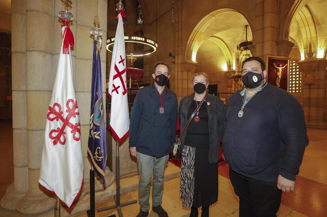 Ignacio Alvargonzaléz, hermano mayor de la Misericordia; Ángeles Vázquez Arias, del Santo Sepulcro y Juan Rodríguez-Pládano, de la Vera Cruz. 