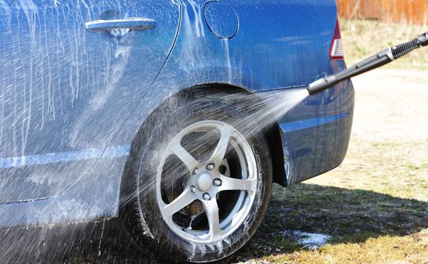 ¿Me pueden multar por lavar el coche en la calle?