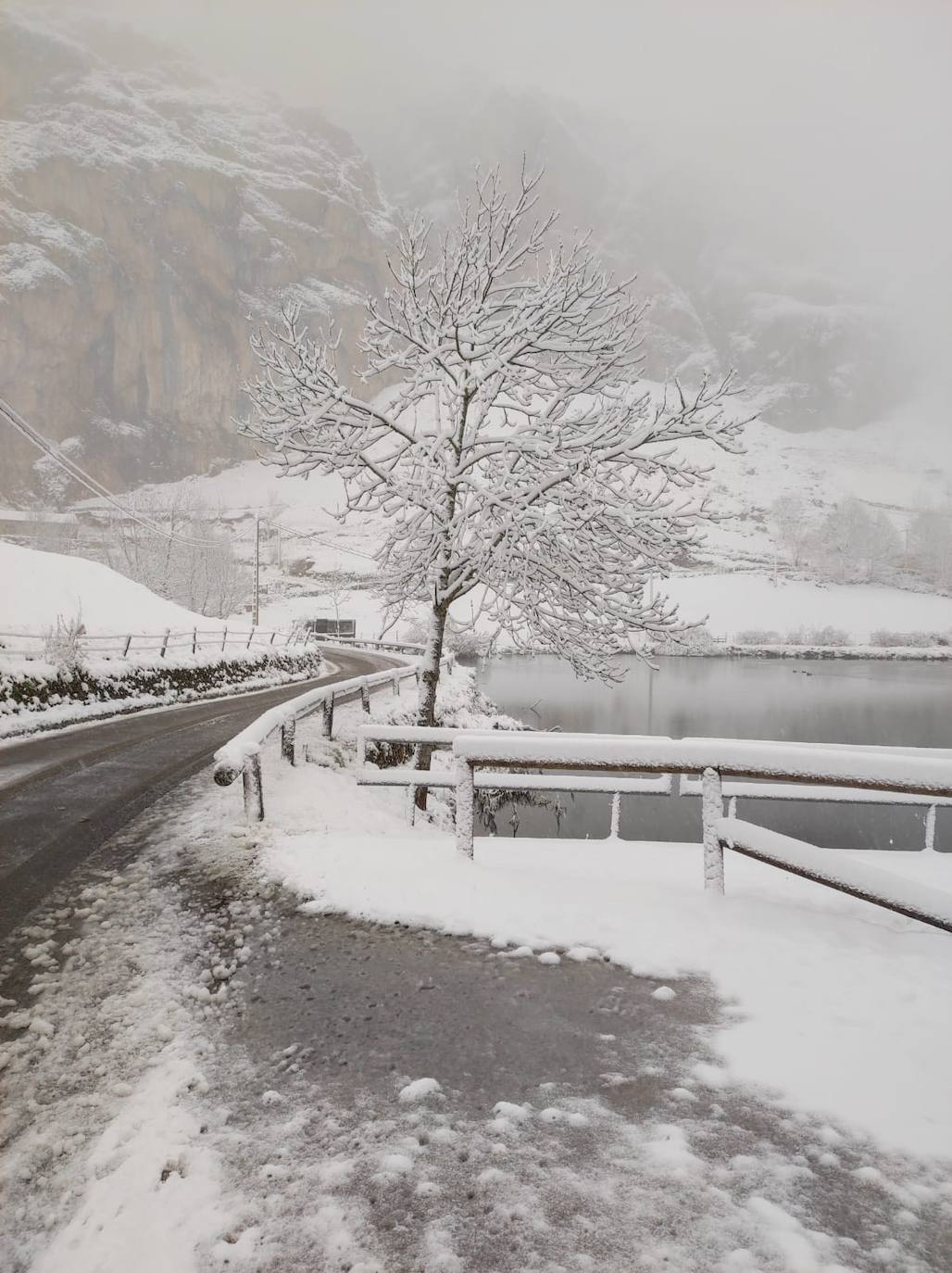 El Principado sufrió este miércoles una notable bajada de las temperaturas y fuertes precipitaciones, que fueron de nieve en la cordillera, lo que ocasionó problemas en las carreteras de la red secundaria de la región.