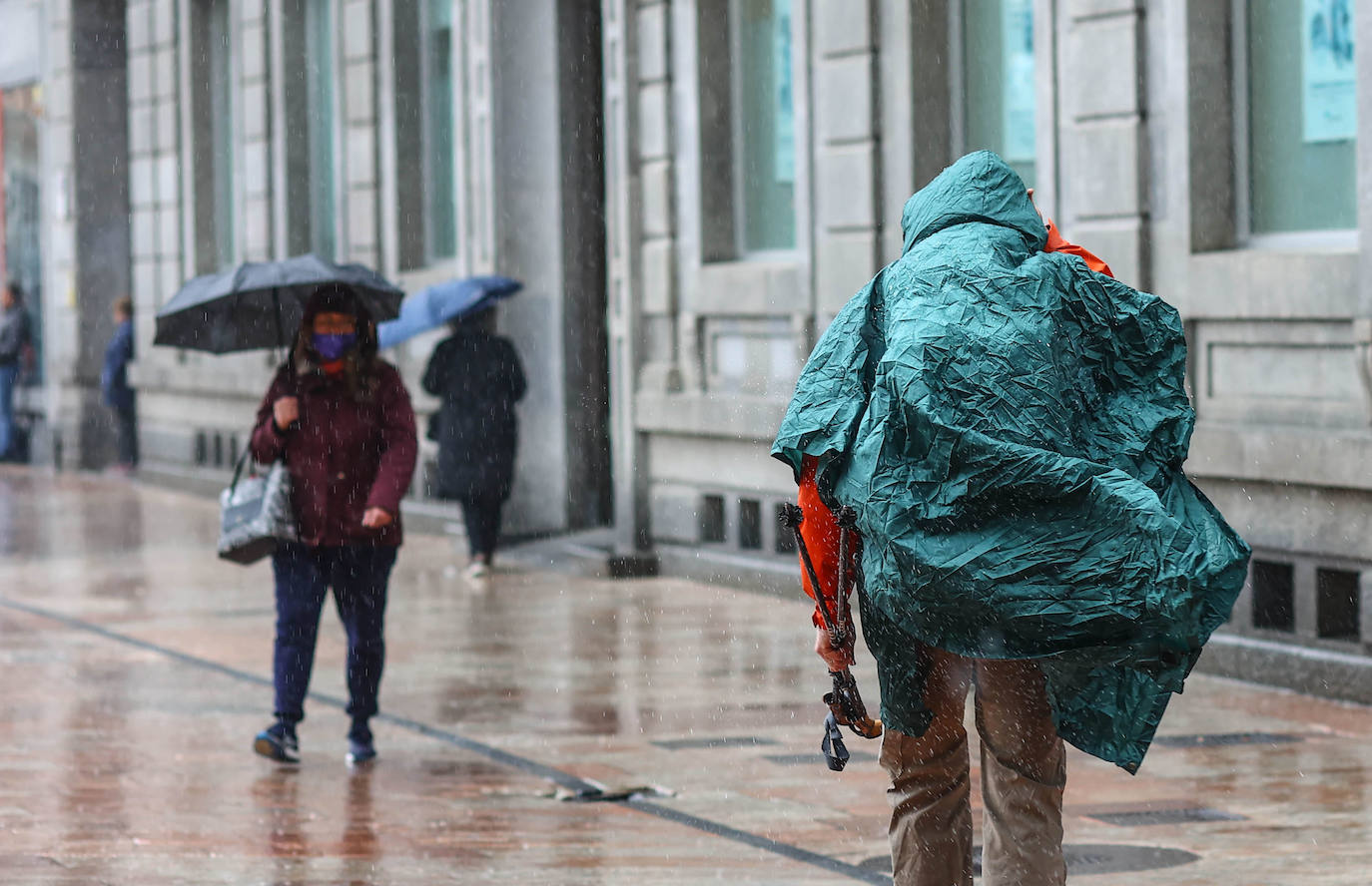 El Principado sufrió este miércoles una notable bajada de las temperaturas y fuertes precipitaciones, que fueron de nieve en la cordillera, lo que ocasionó problemas en las carreteras de la red secundaria de la región.