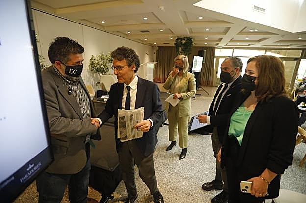 Fernando Miranda y Octavio Villa se saludan en presencia de Rocío Huerta, Fernando Prendes y Begoña López. 