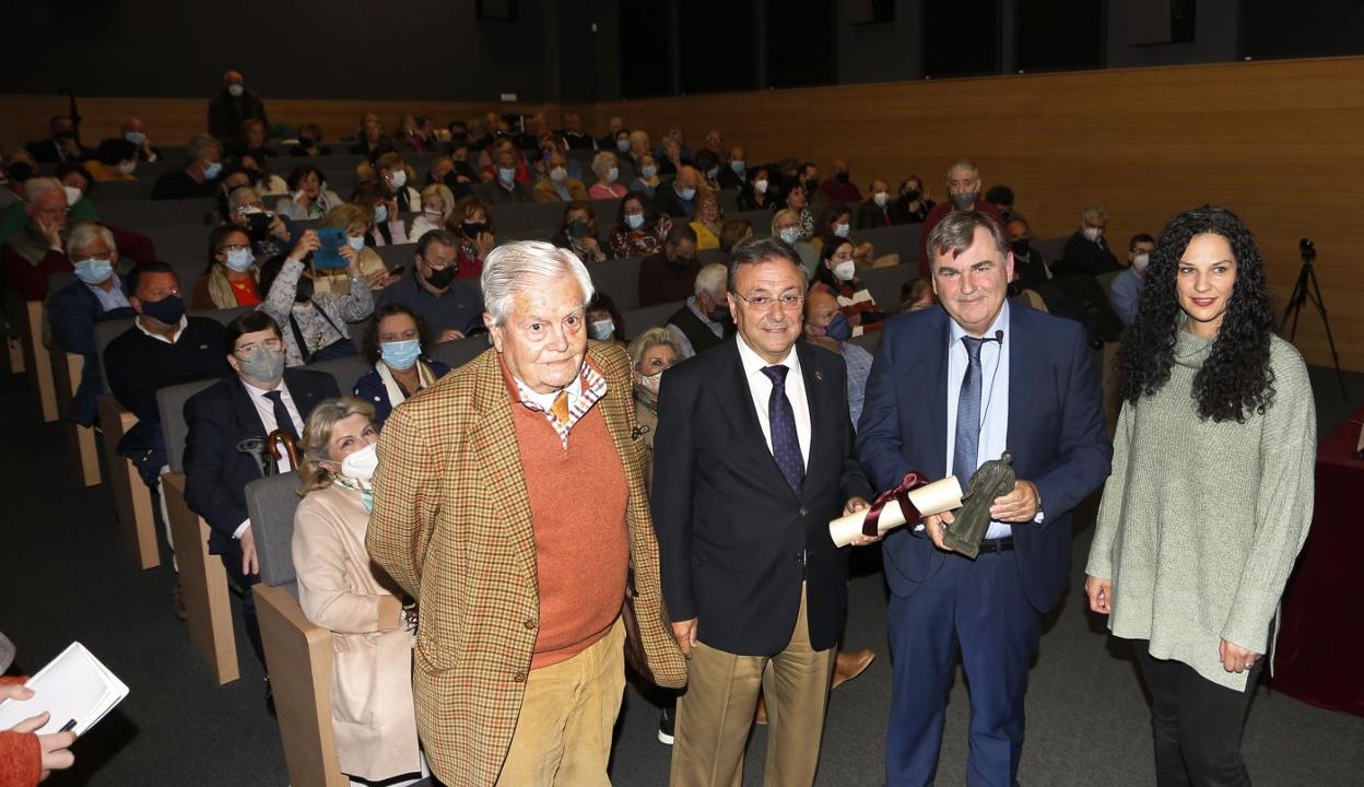 Ignacio García-Arango, presidente del Foro Jovellanos; Orlando Moratinos, director de la institución; el investigador Francisco José Vizoso y Noemí Eiró, que introdujo al nuevo patrono de honor del Foro. 