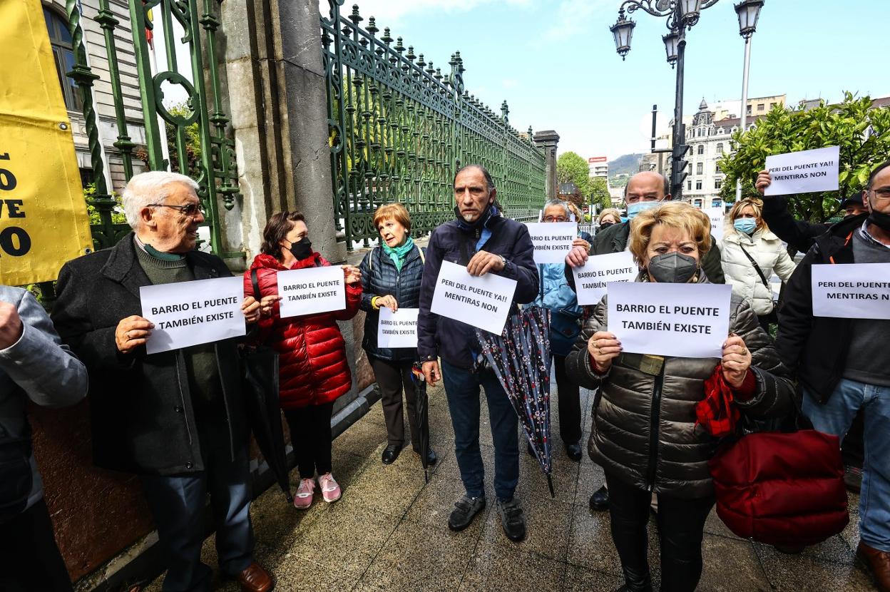 Concentración, ayer, delante de la Junta para exigir un calendario de finalización del soterramiento de vías de Langreo. 
