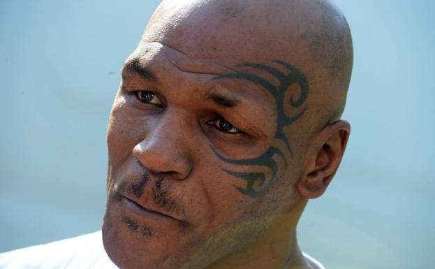 Mike Tyson golpea a un fan por molestarle en un avión
