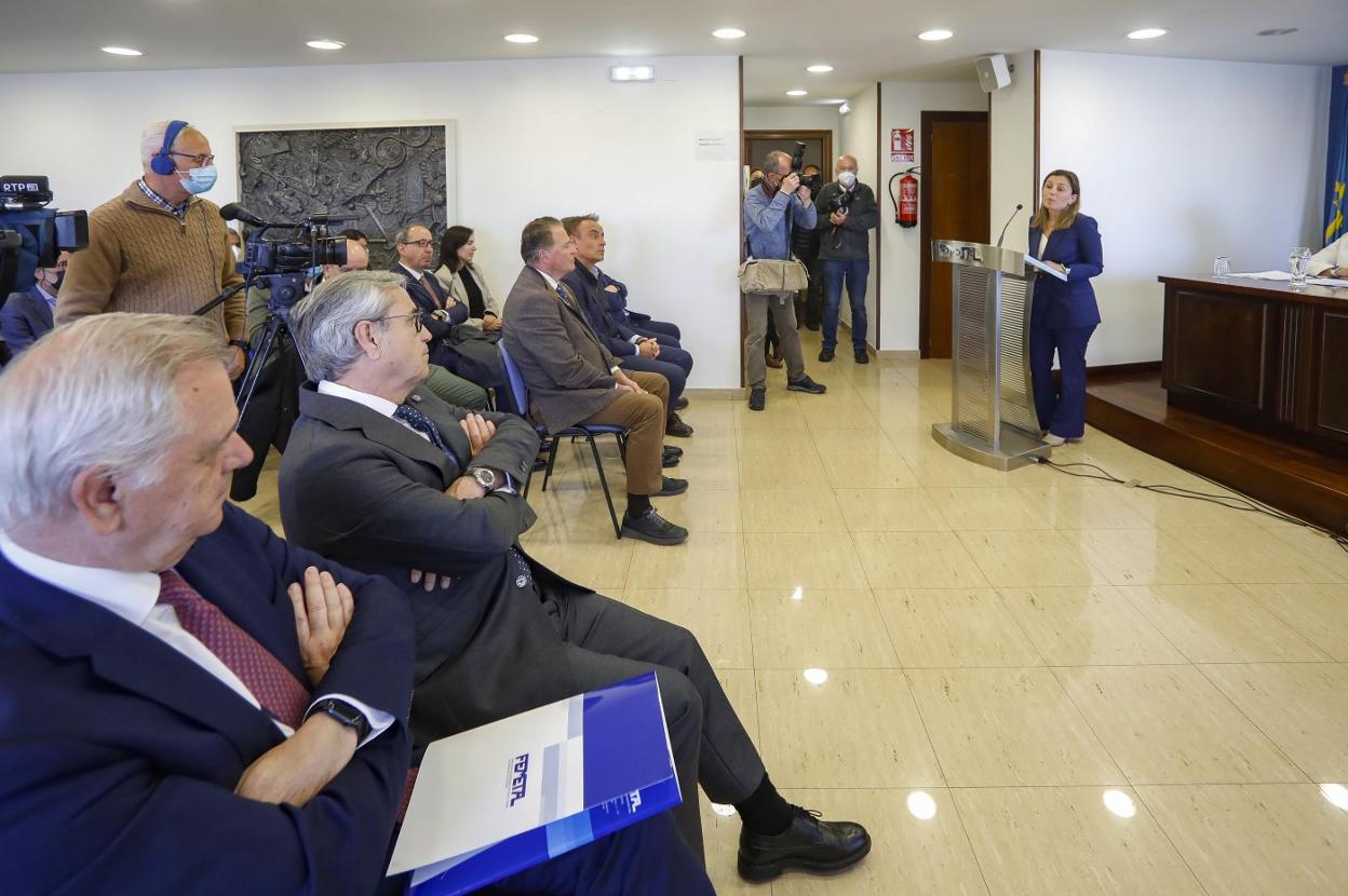 La presidenta de Fade, María Calvo, se dirige a los asistentes a la asamblea de Femetal. 