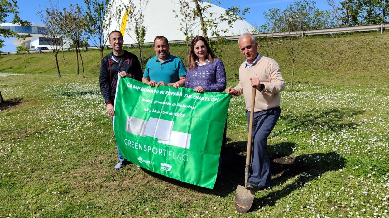 Jorge García, director de Competiciones de la Federación Española de Triatlón, Pelayo García y Nuria Delmiro, concejales, y Ramón Méndez, de Coca Cola, en la plantación de dos robles en el paseo de la ría. 