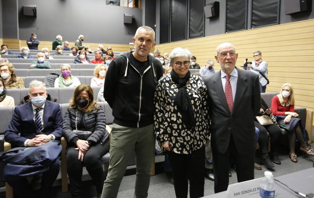 Ana González, ayer, flanqueada por Rafa Gutiérrez Testón y Jesús Peláez. 