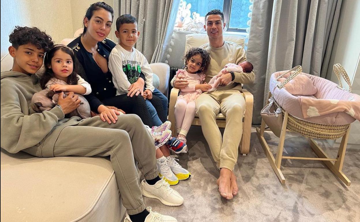 Georgina y Cristiano comparten la imagen de la recién nacida junto al resto de sus hijos. 