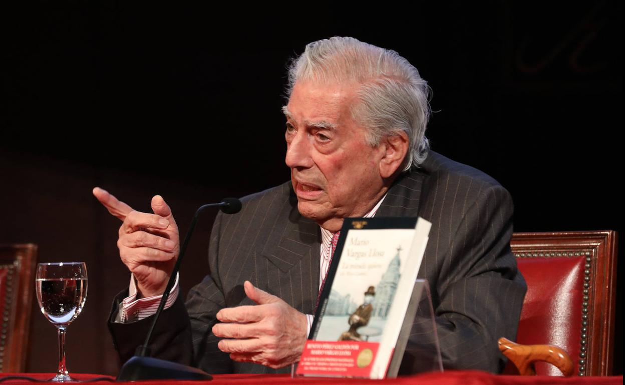 Mario Vargas Llosa presenta su libro ´La mirada quieta (de Pérez Galdós) en el Ateneo de Madrid.