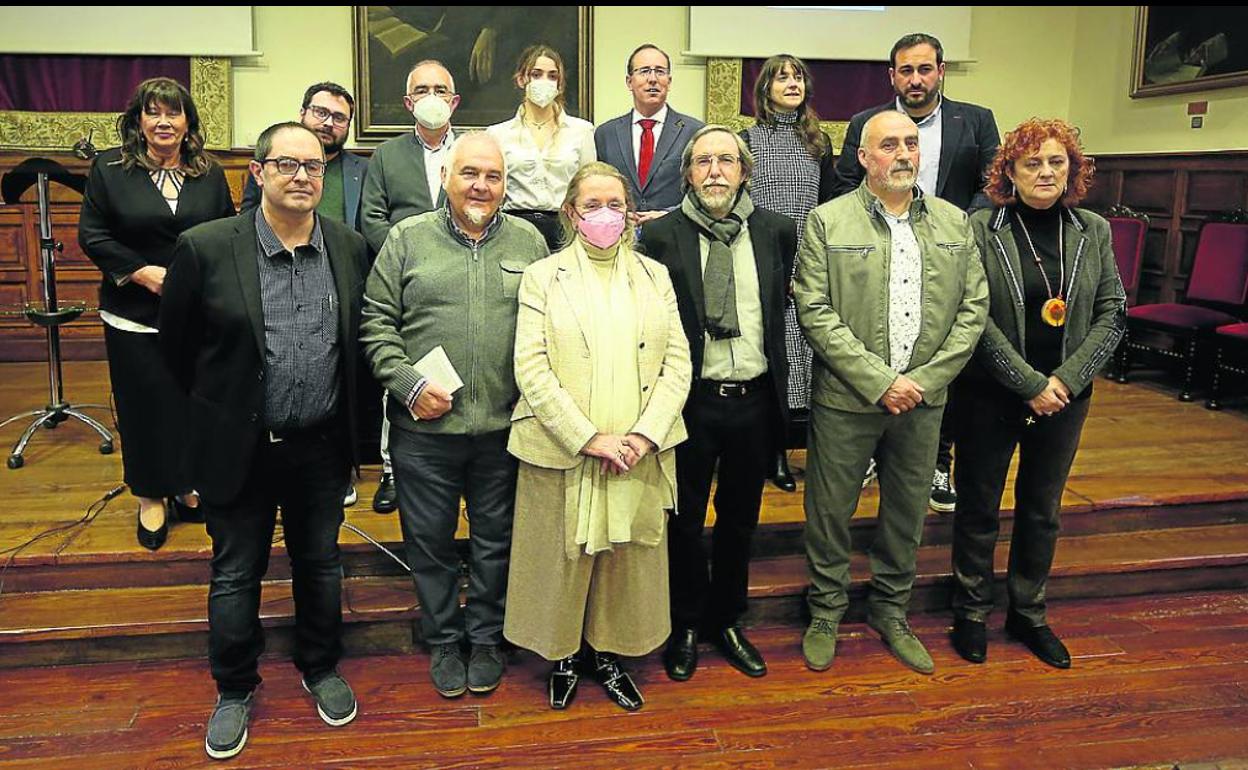 En primer término, por la izquierda, Gonzalo G. Barreñada, Adolfo Camilo Díaz, Amelia Valcárcel, Marcelo Matas de Álvaro, Alejandro Céspedes y Ana Paz Paredes, con miembros de los jurados y autoridades. 