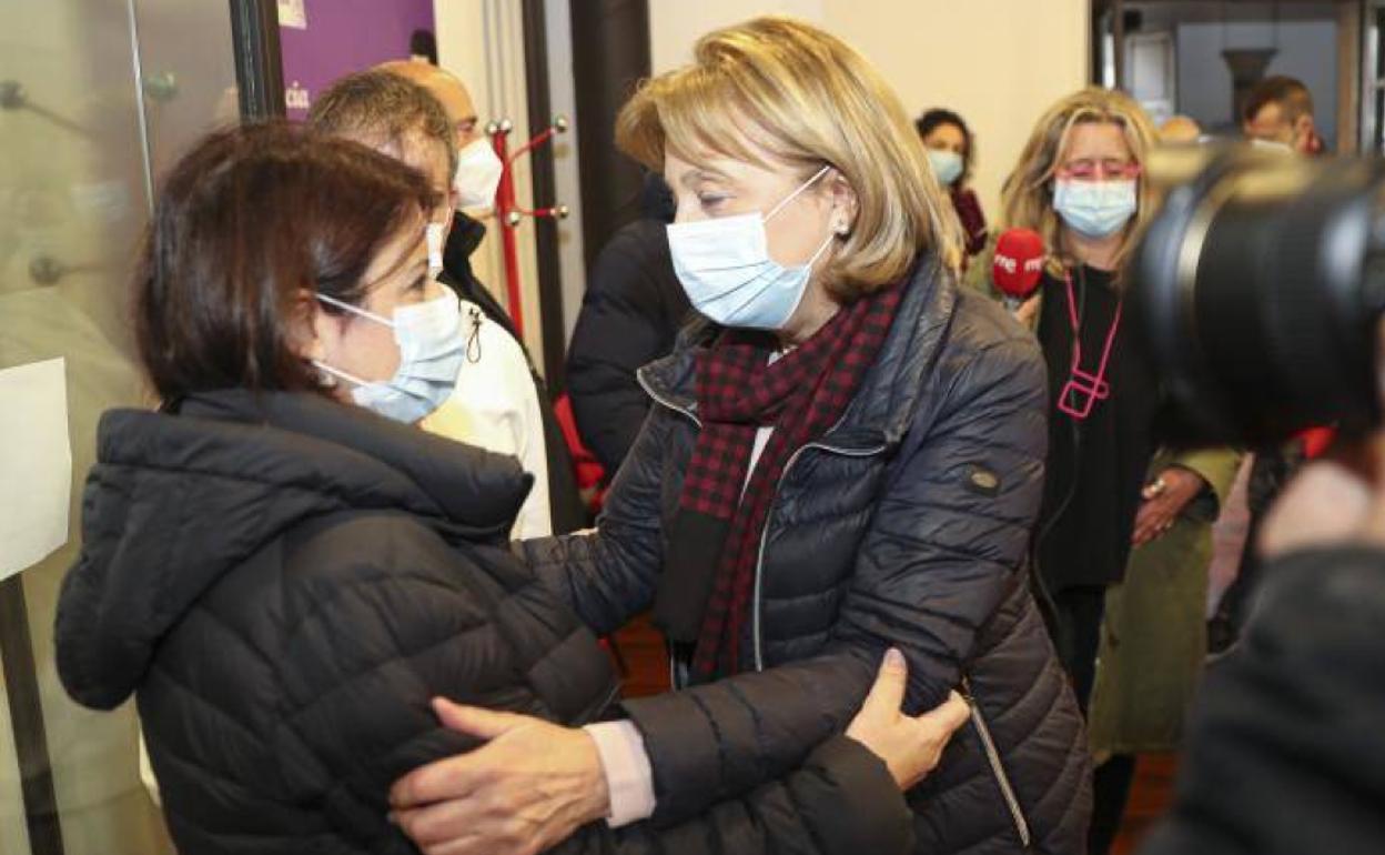 Adriana Lastra saluda a Delia Losa durante la votación de la nueva Comisión Ejecutiva de la AMSO.