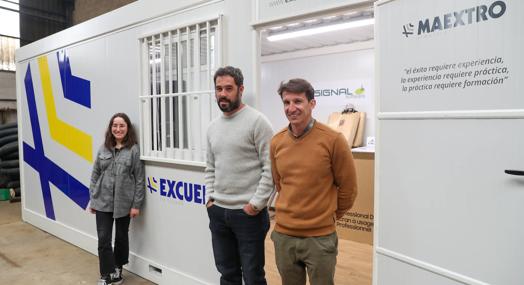 María Pérez, Juan Castillo y David Álvarez, a las puertas de Excuela, el contenedor que contiene Maextro.