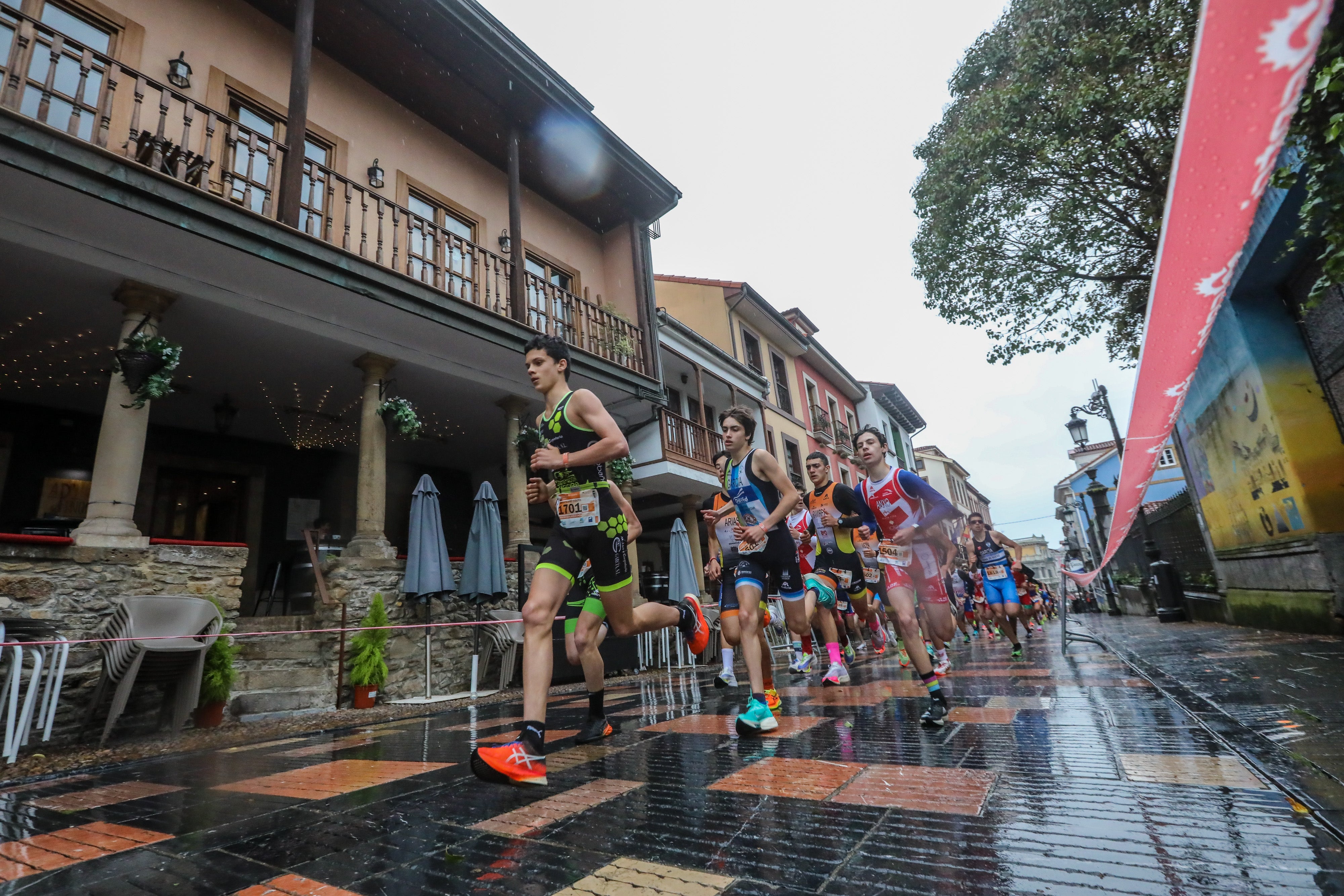 Fotos: El Duatlón vence a la lluvia en su primera jornada