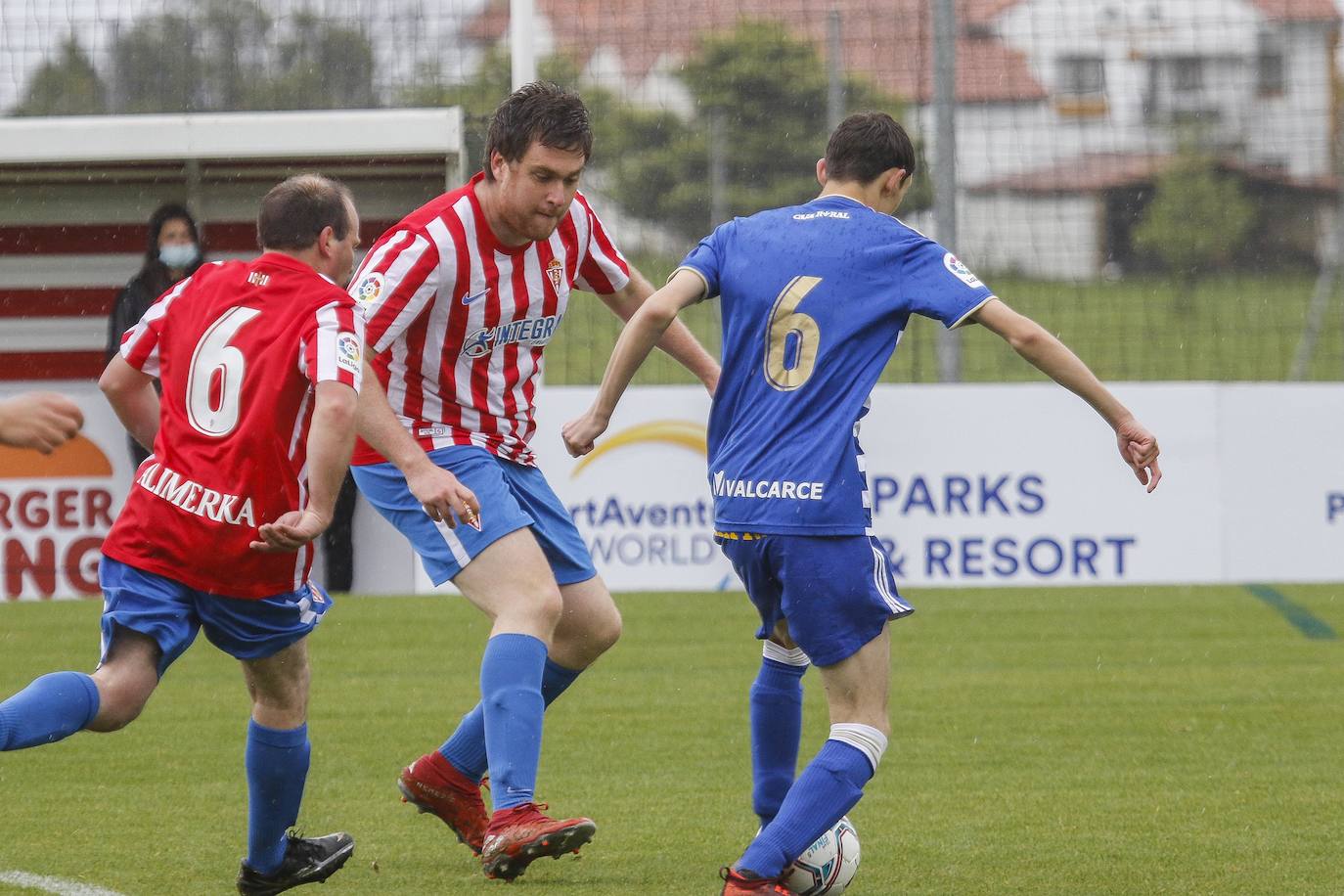 Los futbolistas de la 'Genuine' disfrutaron bajo la lluvia en Mareo de una intensa jornada que terminó con el liderato rojiblanco