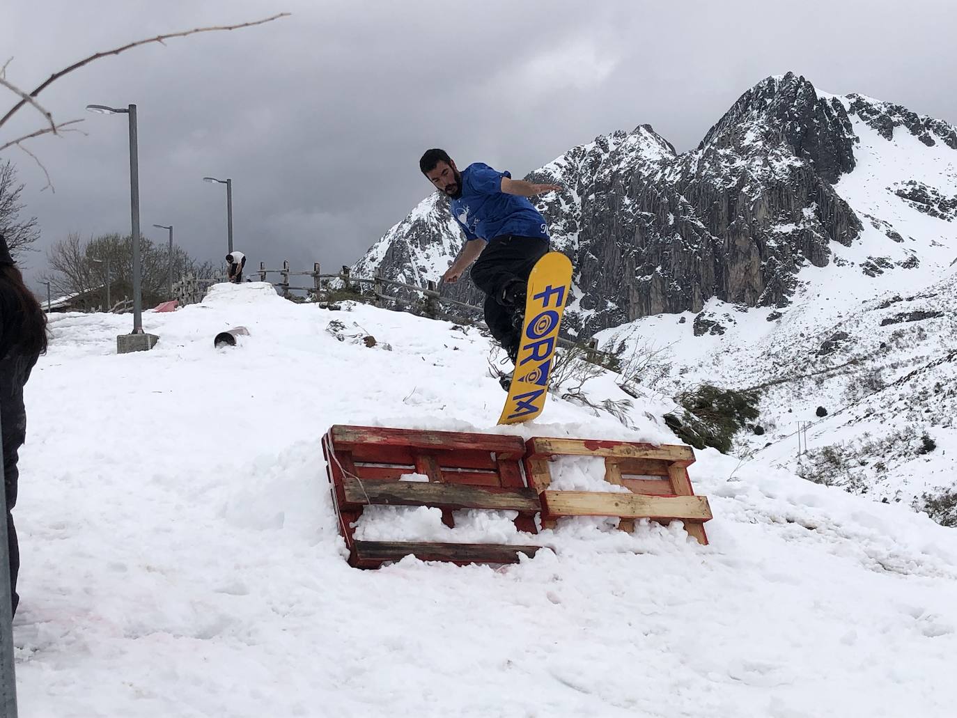 En la madrugada de este domingo, el puerto de San Isidro y el pueblo de la Raya amanecieron cubiertos de nieve, dejando un paisaje teñido de blanco en las zonas más altas de Asturias, a finales de un mes de abril que ha dejado a su paso un vaivén meteorológico.