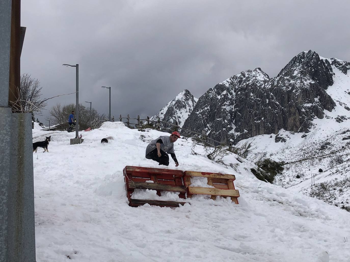 En la madrugada de este domingo, el puerto de San Isidro y el pueblo de la Raya amanecieron cubiertos de nieve, dejando un paisaje teñido de blanco en las zonas más altas de Asturias, a finales de un mes de abril que ha dejado a su paso un vaivén meteorológico.