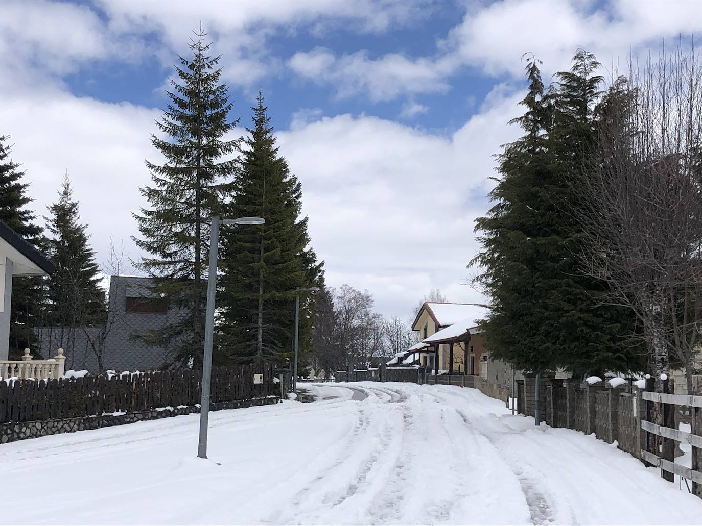 En la madrugada de este domingo, el puerto de San Isidro y el pueblo de la Raya amanecieron cubiertos de nieve, dejando un paisaje teñido de blanco en las zonas más altas de Asturias, a finales de un mes de abril que ha dejado a su paso un vaivén meteorológico.