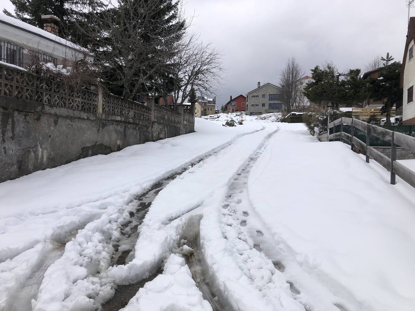 Si este sábado la protagonista era la lluvia y una cruenta bajada en las temperaturas, durante la madrugada de este domingo le ha tocado el turno a la nieve. El puerto de San Isidro y el pueblo de La Raya amanecían cubiertos de blanco.