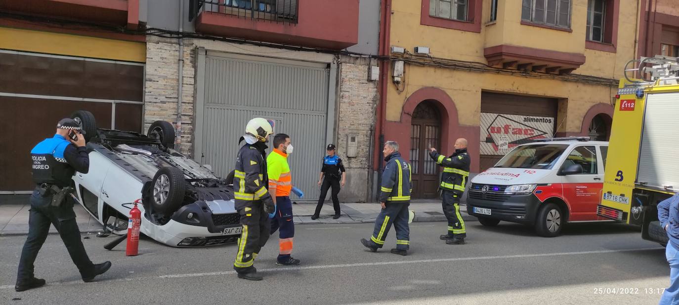 Policía Local, Bomberos de Asturias y técnicos sanitarios en el lugar del suceso. 