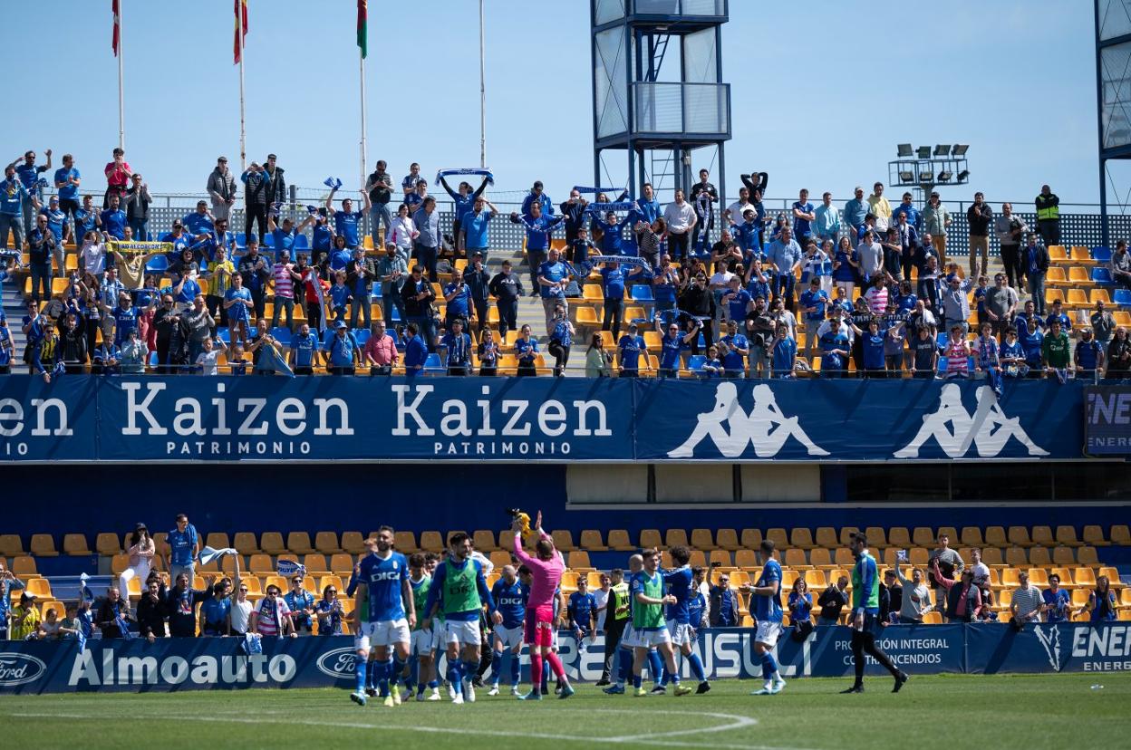 Los jugadores azules dan las gracias por el apoyo al más de millar de aficionados del Oviedo que estuvieron en las gradas de Santo Domingo. 