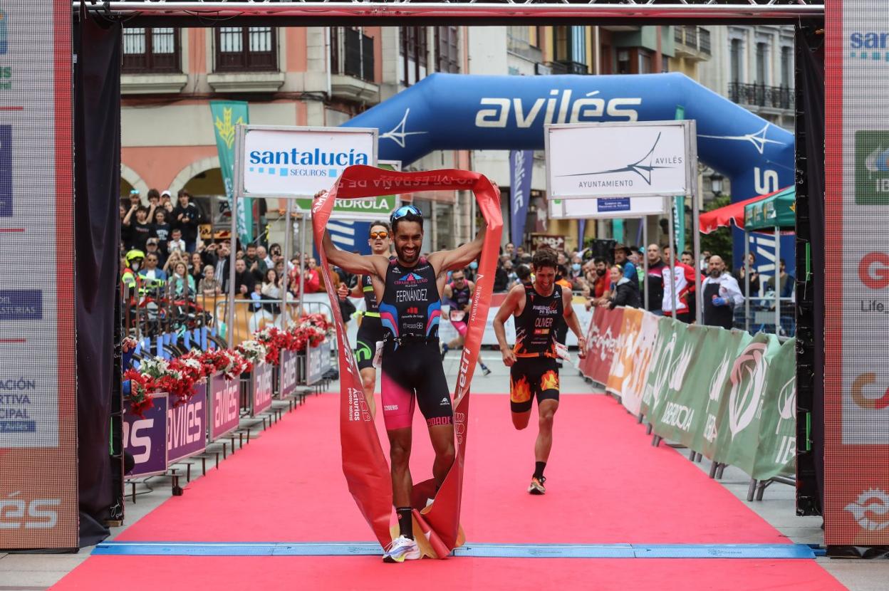 Tino Fernández entra ganador en la plaza de España, seguido de Carlos Oliver y Nicolás Regidor. Jiménez, en la prueba de ciclismo en categoría PTS2.